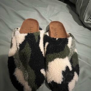 Cozy Sherpa Clog Slippers in Green Camouflage - Women
